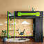 Lit mezzanine peu encombrant avec bureau intégré, structure en bois massif, design vert moderne