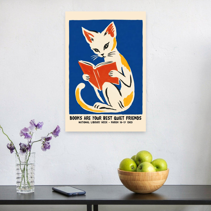 Chat silencieux lisant un livre, style rétro vintage, avec une illustration murale représentant un chat et une architecture.