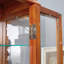 Vitrine lumineuse en verre avec cadre en bois