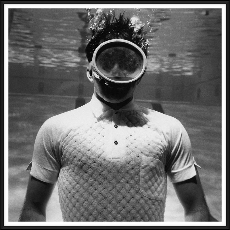 GQ Magazine, «Man Underwater», photographie encadrée, Black Framed Paper, H 41 po x l 41 po x P 1,5 po