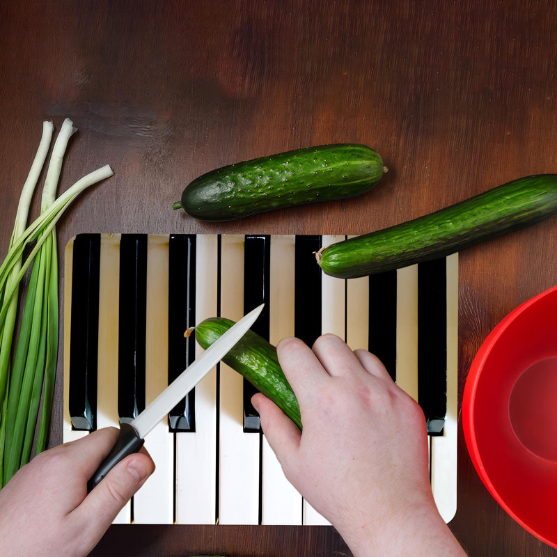 Planche à découper en verre noire et blanche à motif de touches de piano, parfaite pour les mélomanes qui souhaitent ajouter une touche unique à leur décor de cuisine