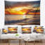 Tapisserie jaune sur une plage sombre-28508876