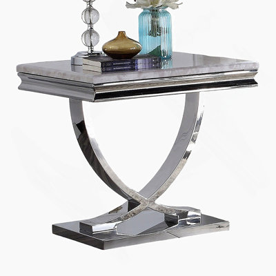 Table de bout luxueuse en faux marbre avec base en piédestal chromée, parfaite pour les intérieurs glamour modernes