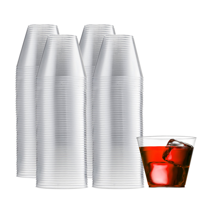 9 tasses en plastique pour 200 invités