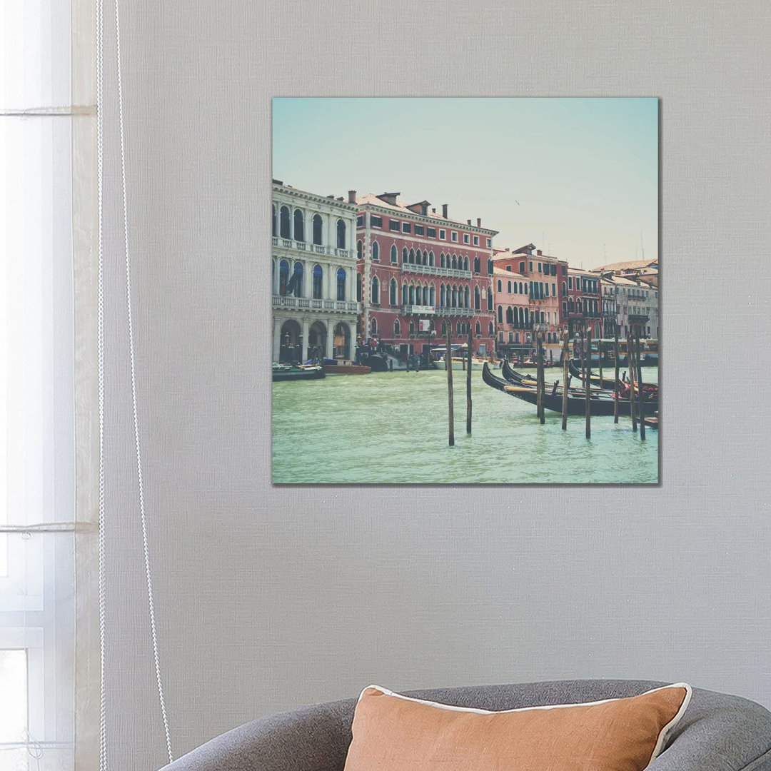 Looking Along The Grand Canal von Laura Evans - Galerie-verpackte Leinwand Giclée auf Leinwand