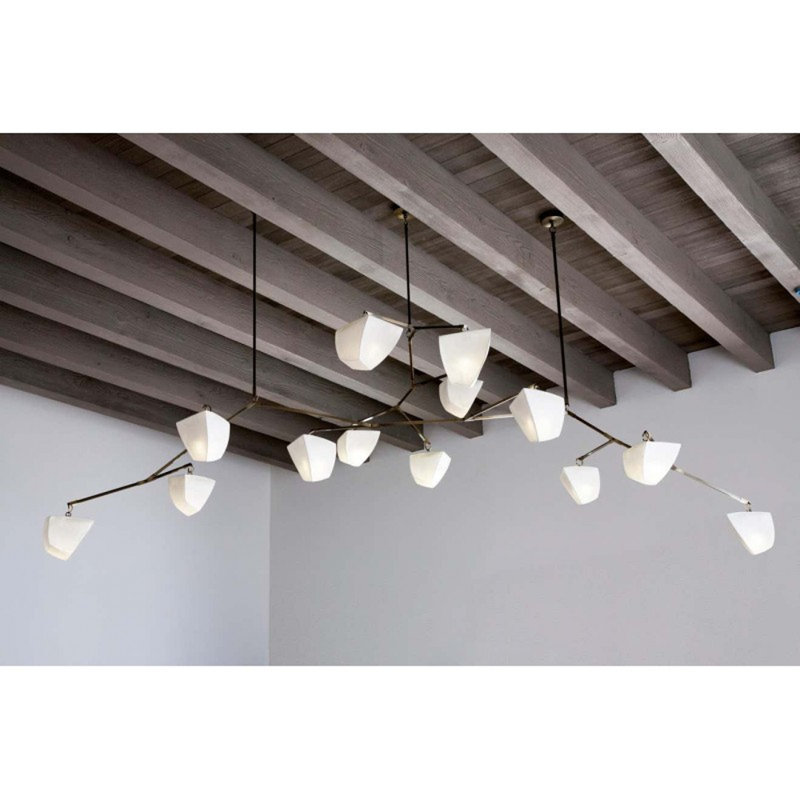 Lustre suspendu en porcelaine Cassiopeia, Bronze huilé, VERNIS VANILLE PÂLE, 96" Length x 66" Width x 75" Height