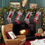 Chaussette de Noël père Noël gnome, décor de cheminée rouge et gris classique pour fête de Noël