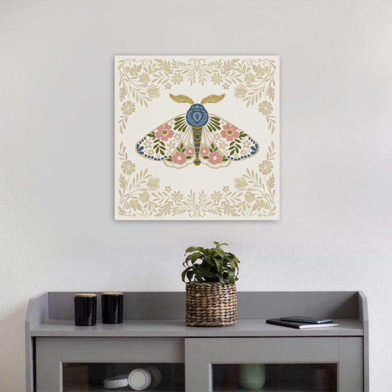 Folkloric Moth 1, art contemporain à motif floral, H 18 po x l 18 po