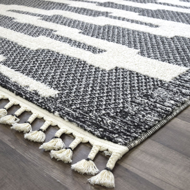 Chevron Machine Woven Polypropylene/Polyester Area Rug in Black, Runner 2'6" x 8'