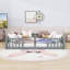 Lit simple et lit simple en bois avec garde-corps-349770785
