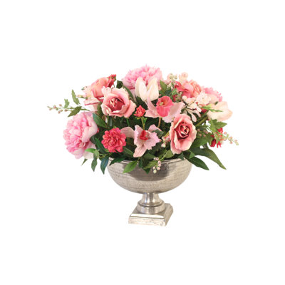 Mélange de roses et de pivoines pour jardin dans une urne en étain