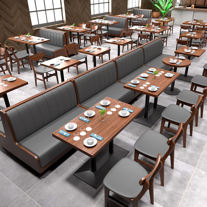 Bancs simples et décontractés revêtus d'un café-restaurant, Gris