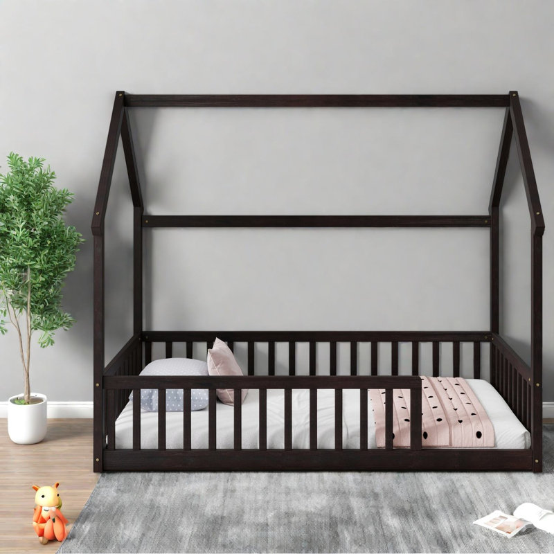 Lits simples au sol, garde-corps en bois de pin, chambre d'enfant pour la ferme