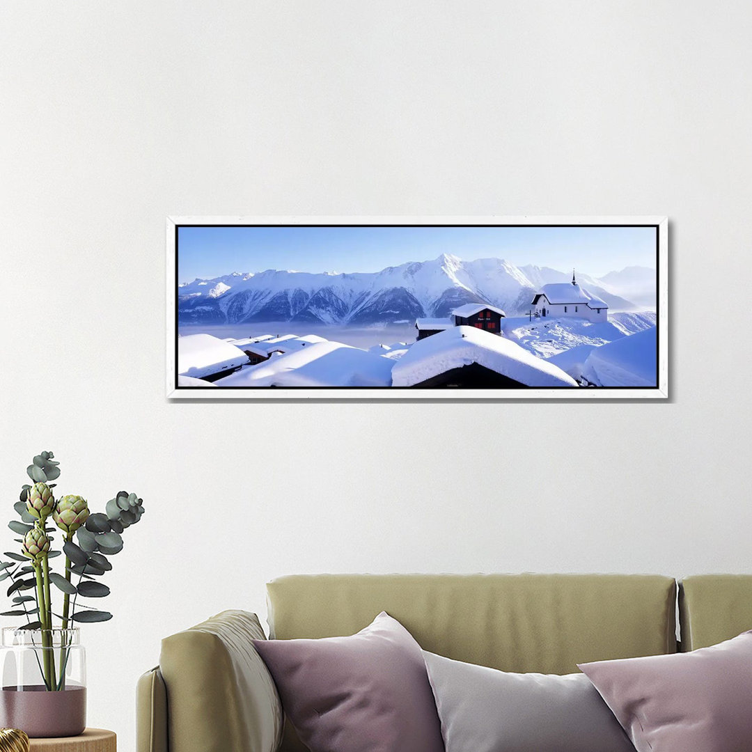 Schneebedeckte Kapelle und Chalets Schweizer Alpen Schweiz von Panoramic Images - Panoramic Gallery-Wrapped Canvas Giclé...