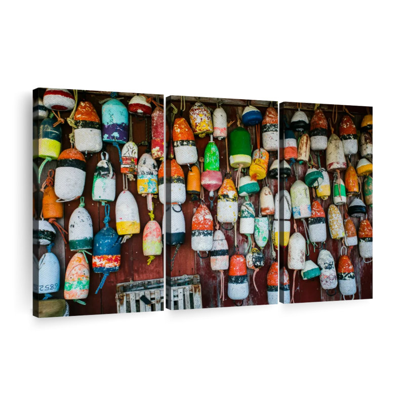 «Hanging Lobster Buoys», 3 pièces sur toile, H 36 po x l 57 po x P 1,25 po