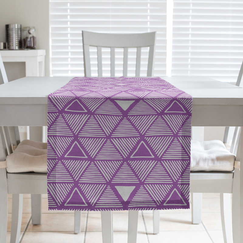 Chemin de table à triangles dessinés à la main Classic, Violet foncé, 16 po x 72 po