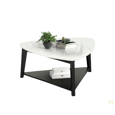 Table basse triangulaire de style contemporain avec espace de rangement inférieur en marbre et salon principal