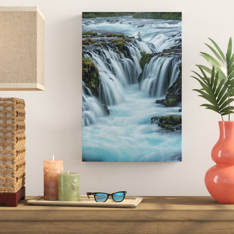 « cascade d’eau bleue », photographie sur toile tendue, H 47 po x l 30 po x P 2 po