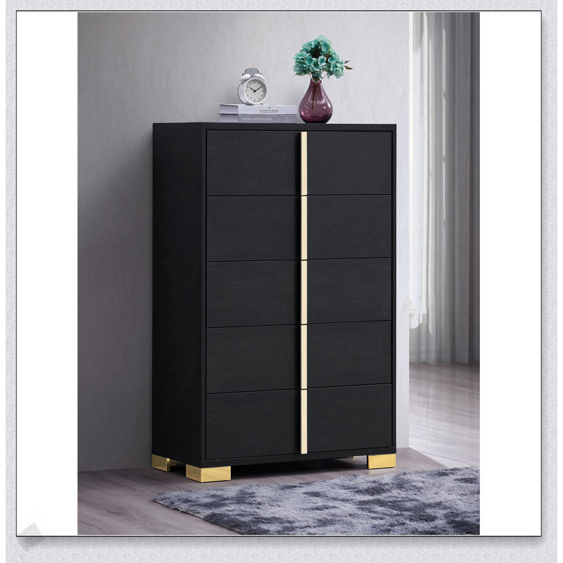 Commode noire à 5 tiroirs Medici avec accents dorés, alliant design moderne et élégance Art déco pour un rangement intemporel.