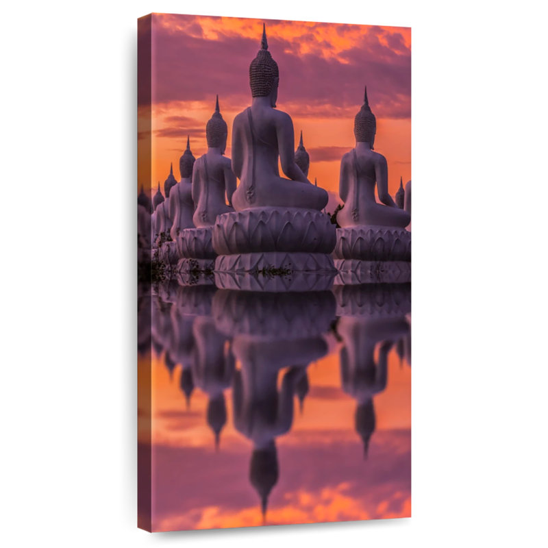 Statue de Bouddha thaïlandais au coucher du soleil