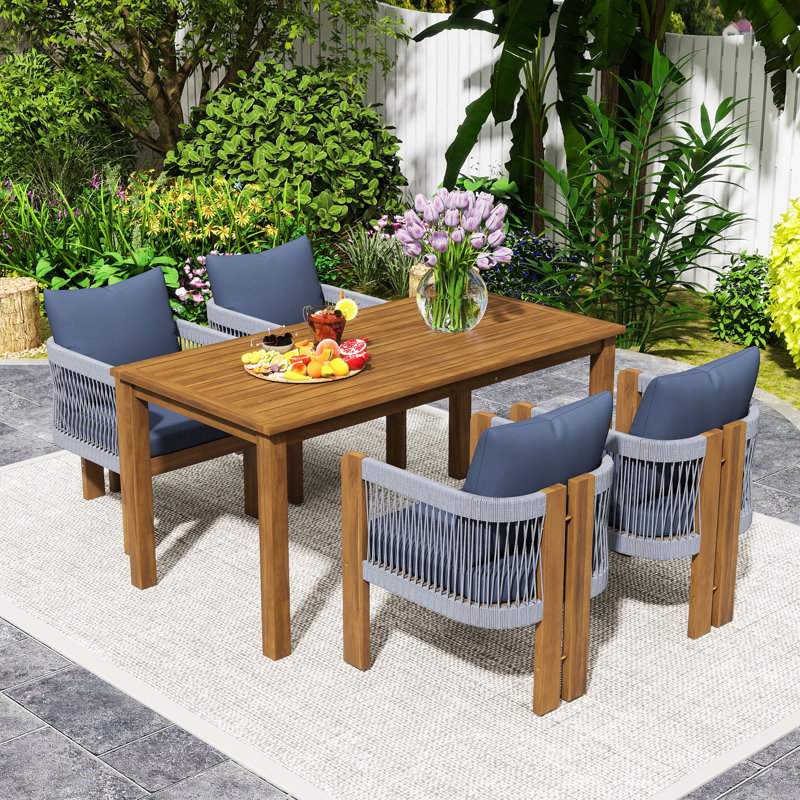 Ensemble repas 5 pièces pour l'extérieur avec 4 chaises à dossier haut tissé en corde, coussins et table à lattes de patio