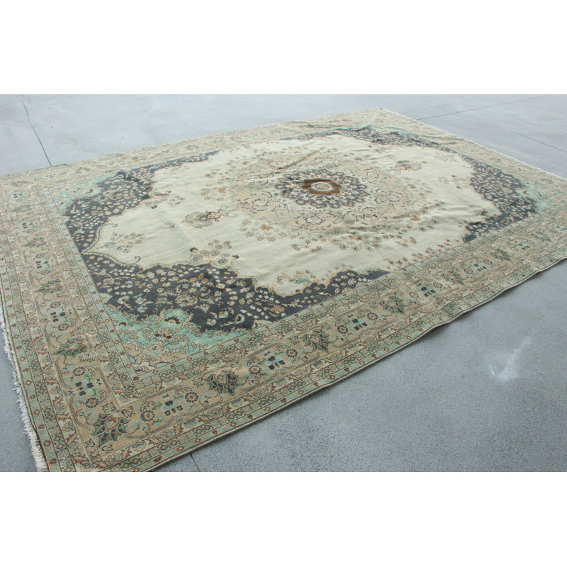 Tapis turc rétro surdimensionné vintage beige idéal pour le salon avec un motif neutre rétro bohémien pâle fait à la main