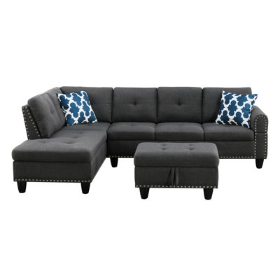 Canapé d'angle trois places gris anthracite et gris foncé, idéal pour se divertir et se détendre. Il est doté de porte-gobelets sur le siège central, de deux coussins décoratifs, d'un espace de rangement intérieur, d'accoudoirs arrondis et d'une suspension à ressorts noués à la main en huit points.