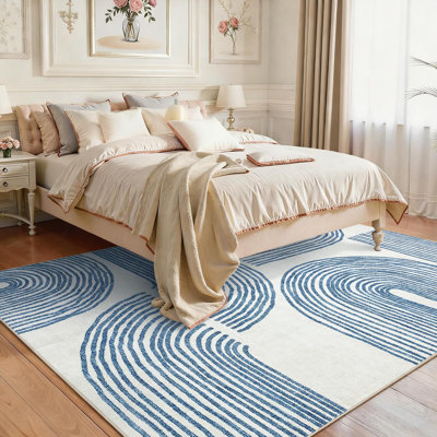 Tapis moderne à lignes courbes bleu 2,74 m x 3,66 m, lavable, pliable, en fausse laine à poils courts avec envers antidérapant en TPR, idéal pour couloir, cuisine, chambre, salon, entrée, appartement et décoration intérieure moderne.