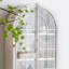 Blanc massif + bois manufacturé + vitrines