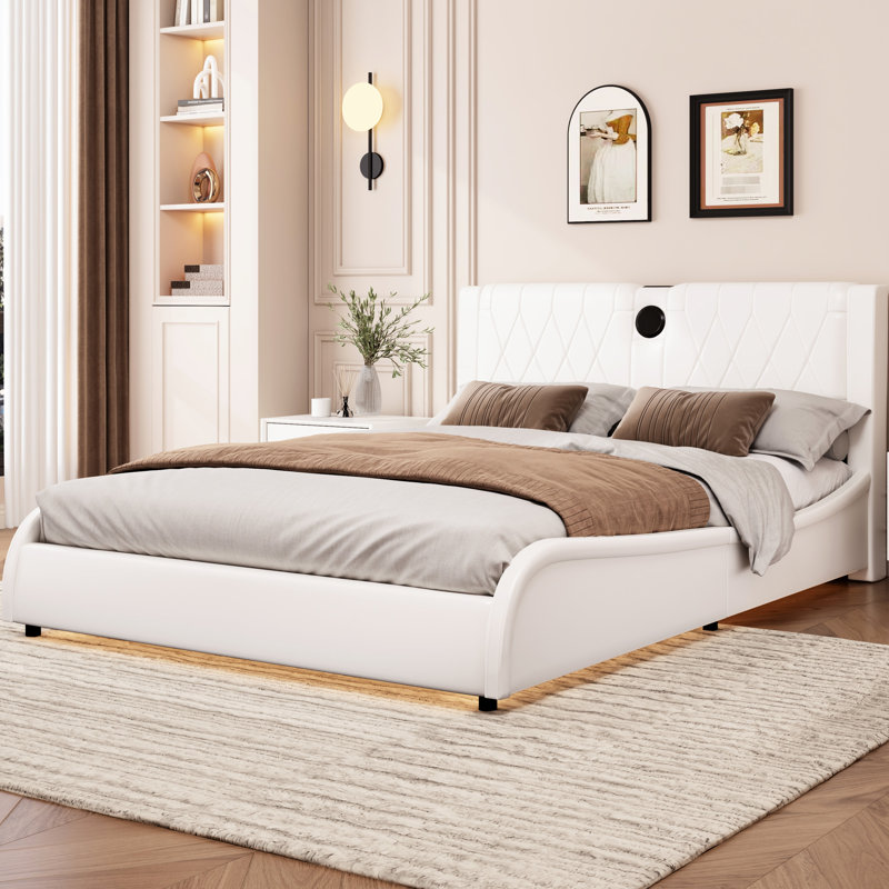 Élégant très grand lit avec décor à DEL, haut-parleurs intégrés et tête de lit en similicuir rembourré épais, effet blanc, sans sommier