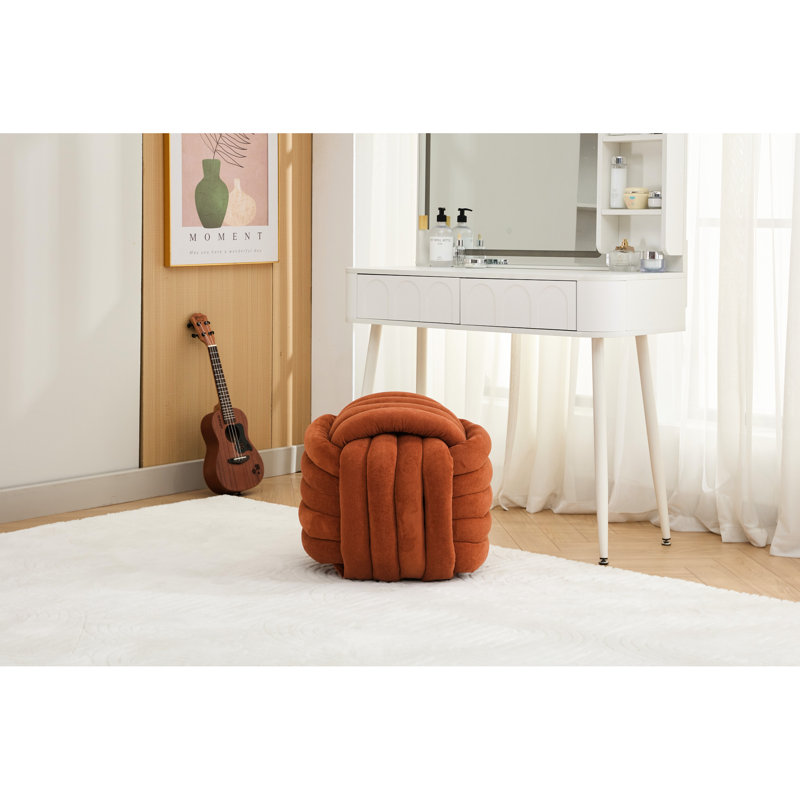Tabouret moderne en tissu chenille orange pour un siège confortable. P 19,29 po x l 17,46 po, 14,96 lb Matériau, rembourrage en mousse, structure en bois, capacité de 250 lb, pour des espaces de vie sans effort. Doux