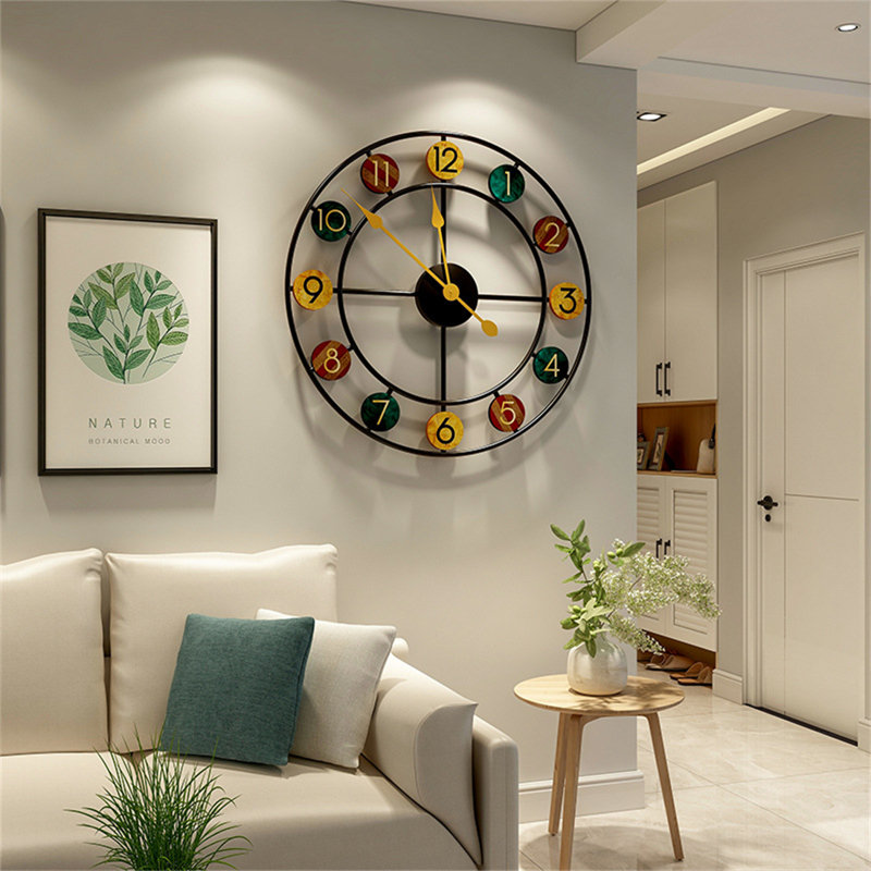 Horloge murale avec design de luxe minimaliste, cadran à chiffres romains décoratifs pour la maison et le bureau