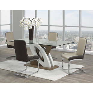 Ensemble repas pour quatre personnes