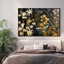 Très grand imprimé floral doré sur fond de jardin - Illustration botanique moderne avec décor de contraste jaune et noir pour le salon ou la chambre à coucher, assemblage de cadre requis