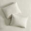 Couette 3 pièces couleur crème, format grand lit/queen, en microfibre et coton réversible pour des nuits paisibles et un confort optimal. Garnie de coton.