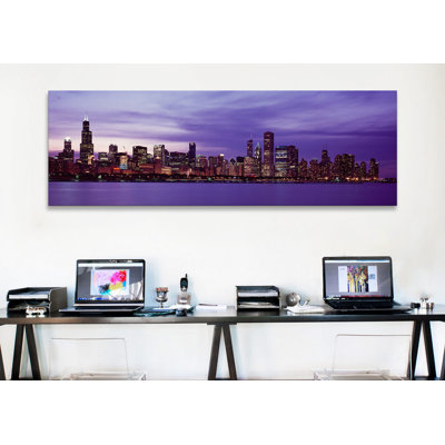 Gratte-ciel dans une ville éclairée la nuit, Chicago, Illinois, États-Unis par Panoramic Images - Reproduction giclée sur toile panoramique