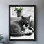 Reproduction d'art encadré noir avec chats rétro blottis ensemble dans une ambiance chaleureuse-785594445