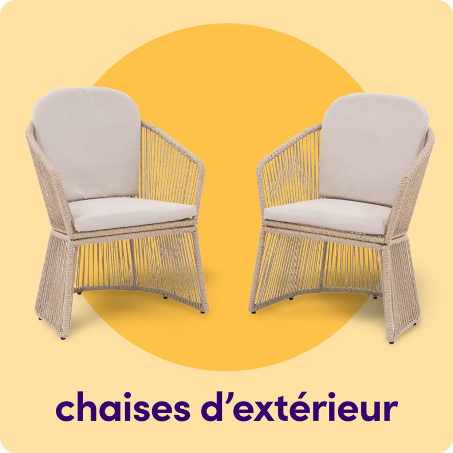 Une paire de chaises de salle à manger extérieures tissées beiges avec des coussins d'assise et de dossier blancs sur un fond circulaire jaune.