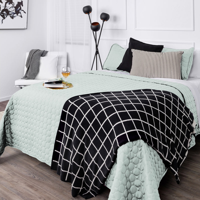 Hint of Green King Microfiber Quilt Set