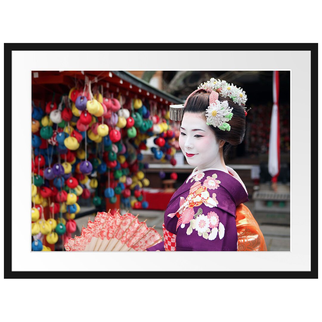 Gerahmtes Poster Anmutige Geisha mit Fächer