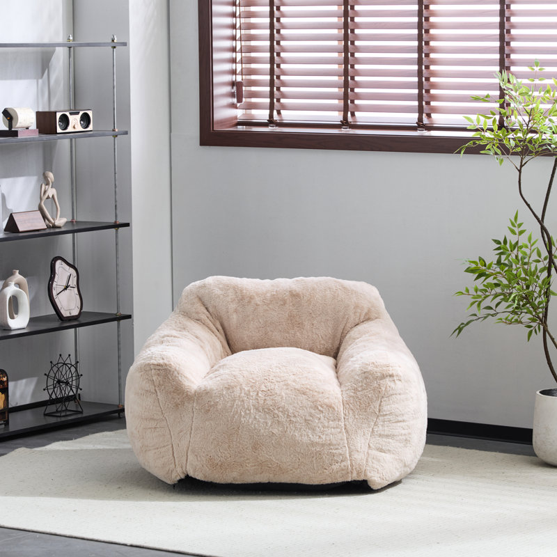 Fauteuil d'intérieur de style fauteuil beige, silhouette structurée, grand soutien, rembourrage en mousse personnalisé, idéal pour les petits appartements en mousse déchiquetée adaptative, matériau doux, favorise l'assise, convient