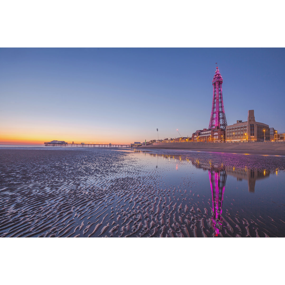 Blackpool Tower in der Abenddämmerung von Alexwest - Leinwandbild