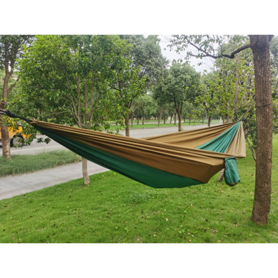 Hamac de camping avec sangles d'arbre, mousquetons robustes et sac de voyage OVENTE, hamac parachute en nylon portable et léger pour la randonnée, la randonnée, la plage et le patio, vert HKA95G