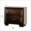 Table de chevet de style transitionnel en chêne avec tiroirs en queue d'aronde pour un rangement élégant et fonctionnel dans la chambre à coucher-299053161