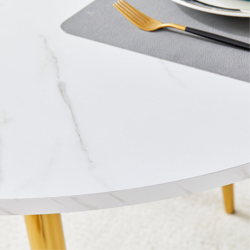 Doté d'un mécanisme rétractable intelligent, le plateau de table en panneau de fibres à densité moyenne à motif blanc et les pieds en métal doré offrent une surface lisse et délicate. Le look unique crée la silhouette élégante d'une maison moderne.