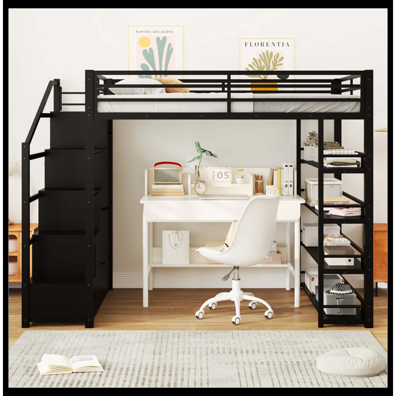 Grand lit mezzanine en métal noir avec tablettes de rangement, armoires et garde-robe