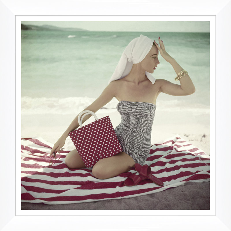 «Vogue Magazine», modèle avec un sac à pois sur la plage, «Roger Prigent, 1 mai 1954»