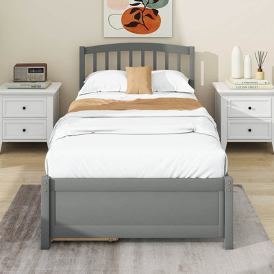 Maximisez l'espace de la chambre à coucher avec un lit plateforme simple, une structure en bois avec deux tiroirs