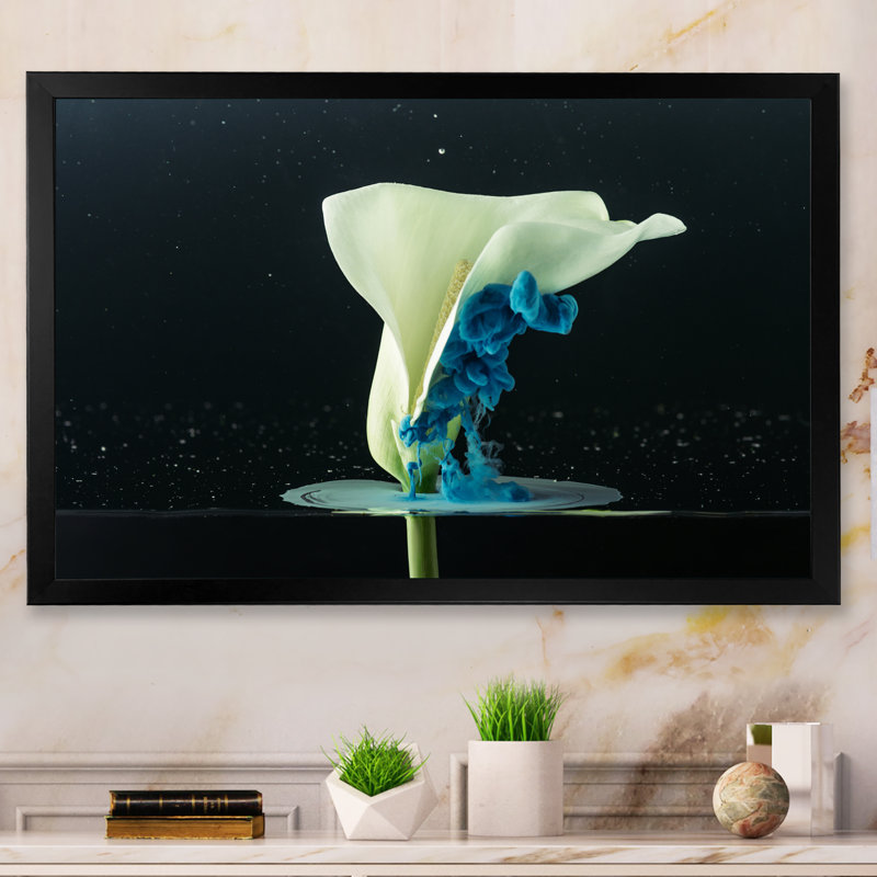Gros plan sur une fleur blanche tendre - reproduction sur toile avec cadre flottant, H 8 po x l 12 po x P 1 po, Cadre noir