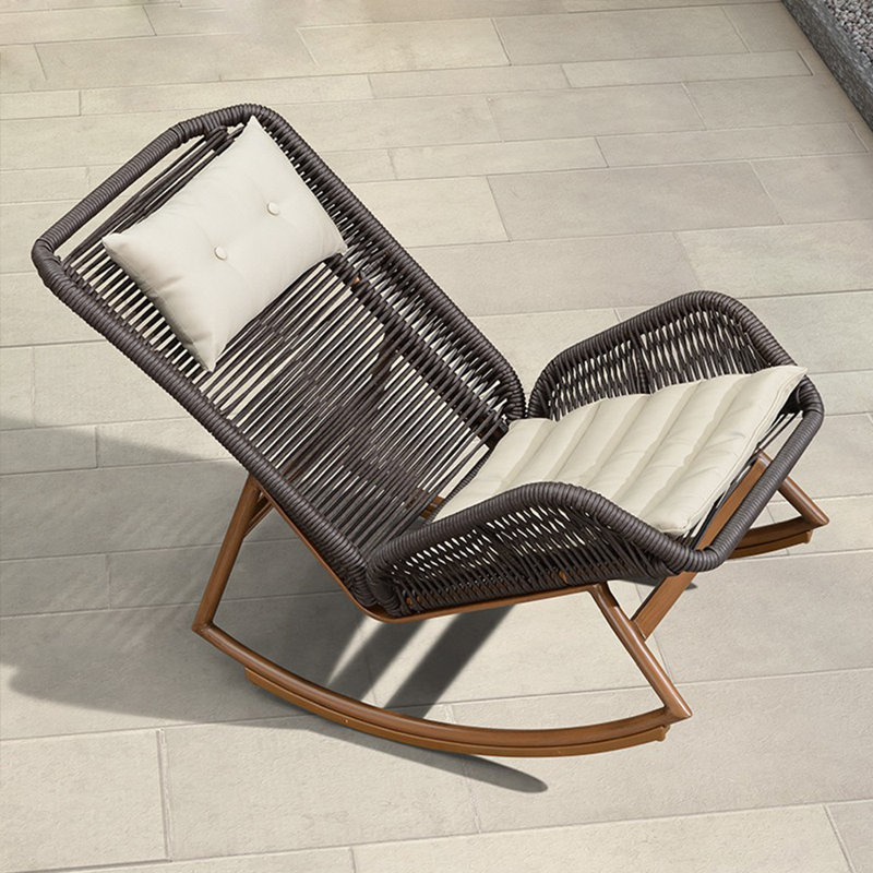 Chaise berçante en métal tissé en rotin